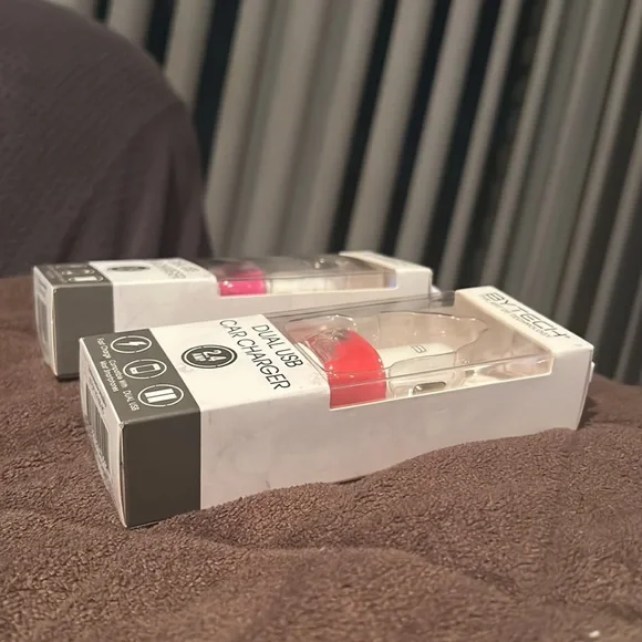 NEW IN BOX - 2.4 AMP DUAL USB CAR CHARGER (TWO!!) PINK AND RED - BYTECH - Picture 4 of 6